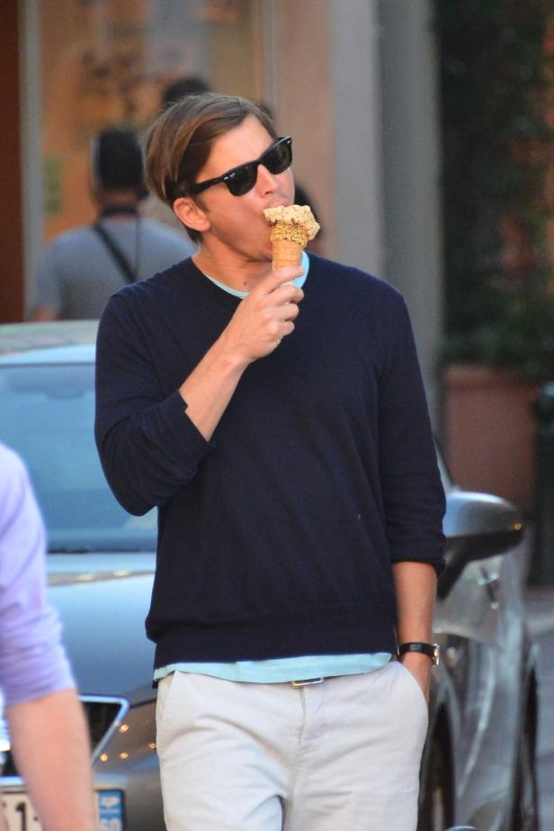 Chris Pine isst ein Eis in der Öffentlichkeit.