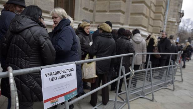 Warteschlange bis auf die Straße hinaus