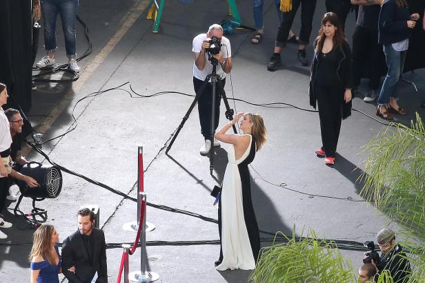Jennifer Aniston: J.Lo-Moment im weißen Kleid