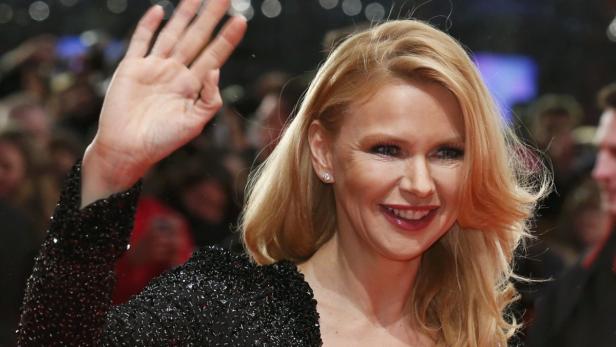 Veronica Ferres lächelt und winkt auf dem roten Teppich.
