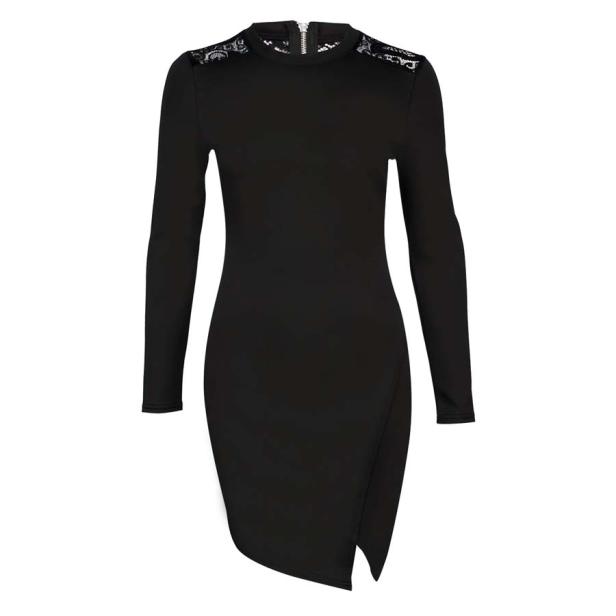 Ein schwarzes, langärmeliges Kleid mit asymmetrischem Saum und Spitzendetails an den Schultern.