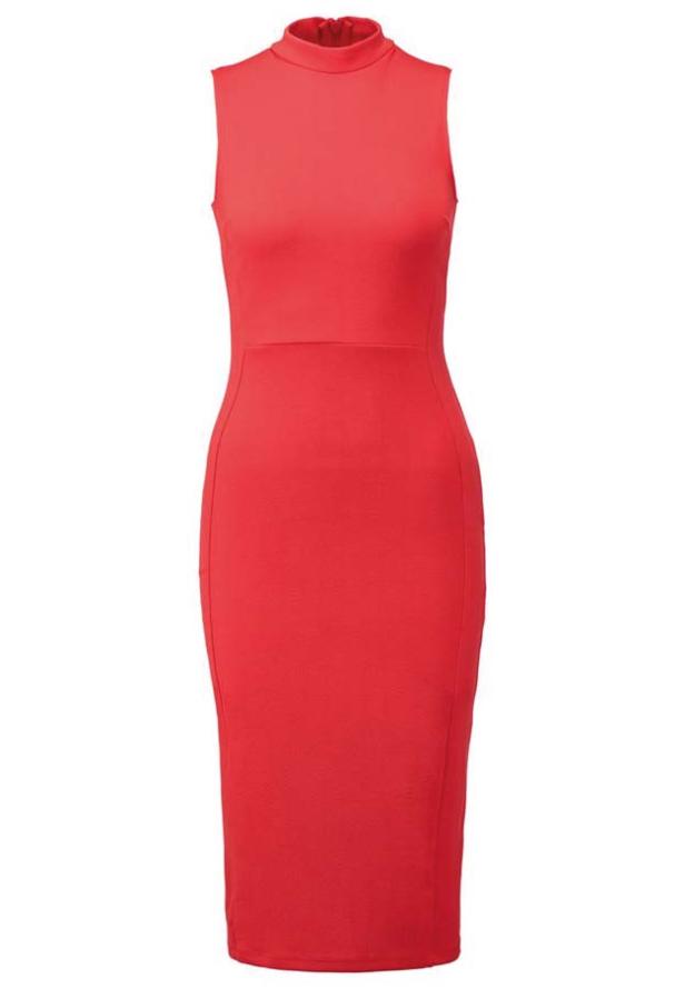 Ein ärmelloses, rotes Etuikleid mit Stehkragen.