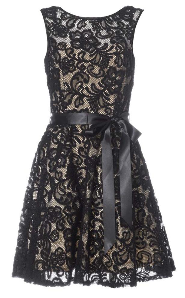 Ein ärmelloses, schwarzes Spitzenkleid mit einem schwarzen Satinband um die Taille.