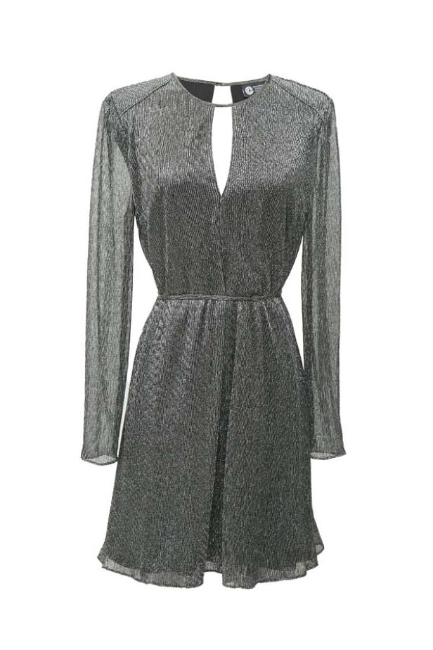 Ein glitzerndes, silbernes Minikleid mit langen Ärmeln und einem V-Ausschnitt.