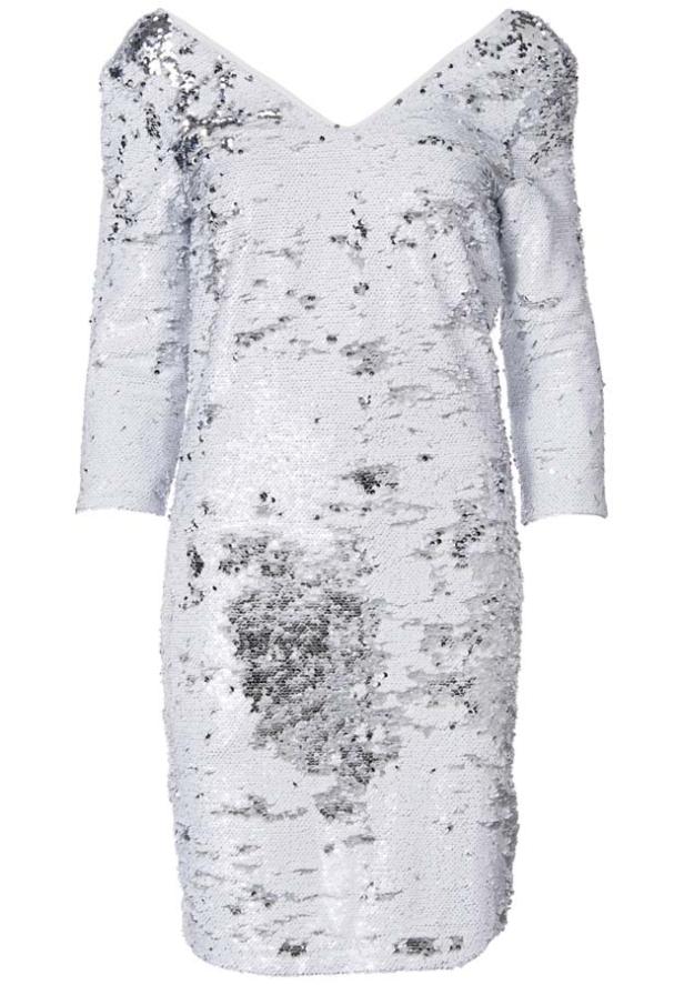 Ein silbernes, paillettenbesetztes Kleid mit langen Ärmeln.