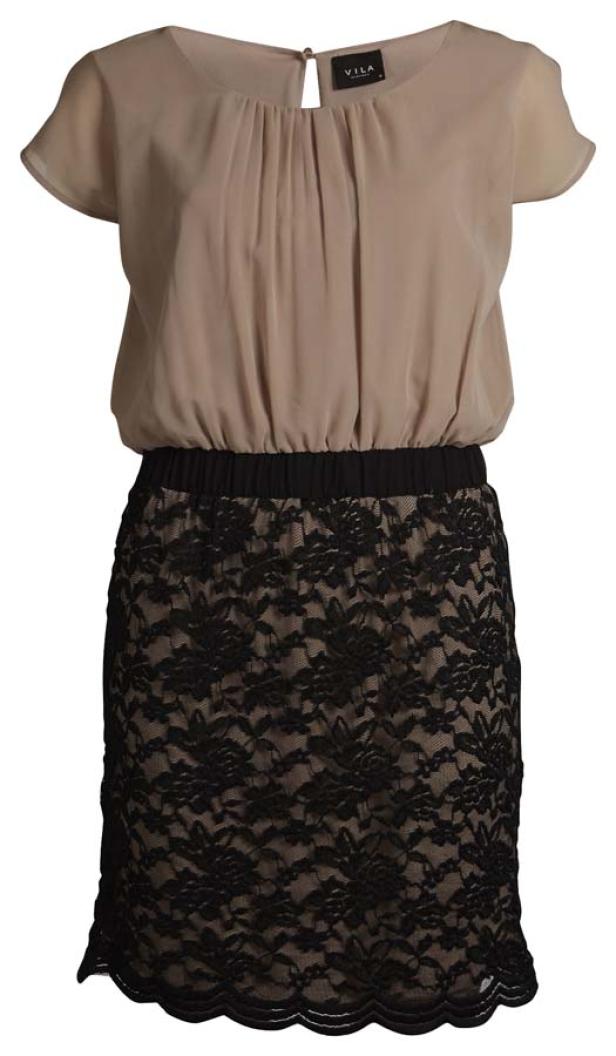 Ein beigefarbenes Kleid mit schwarzer Spitze von Vila.