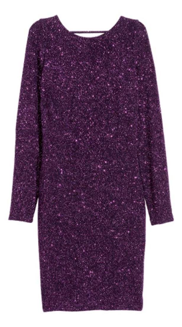 Ein lila, glitzerndes Kleid mit langen Ärmeln.