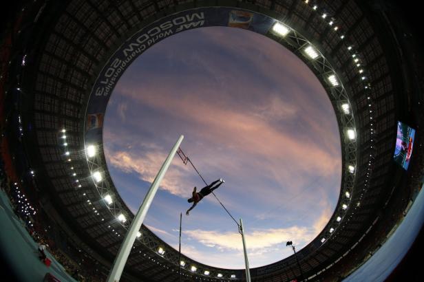 Ein Stabhochspringer während eines Wettkampfs in einem Stadion in Moskau.