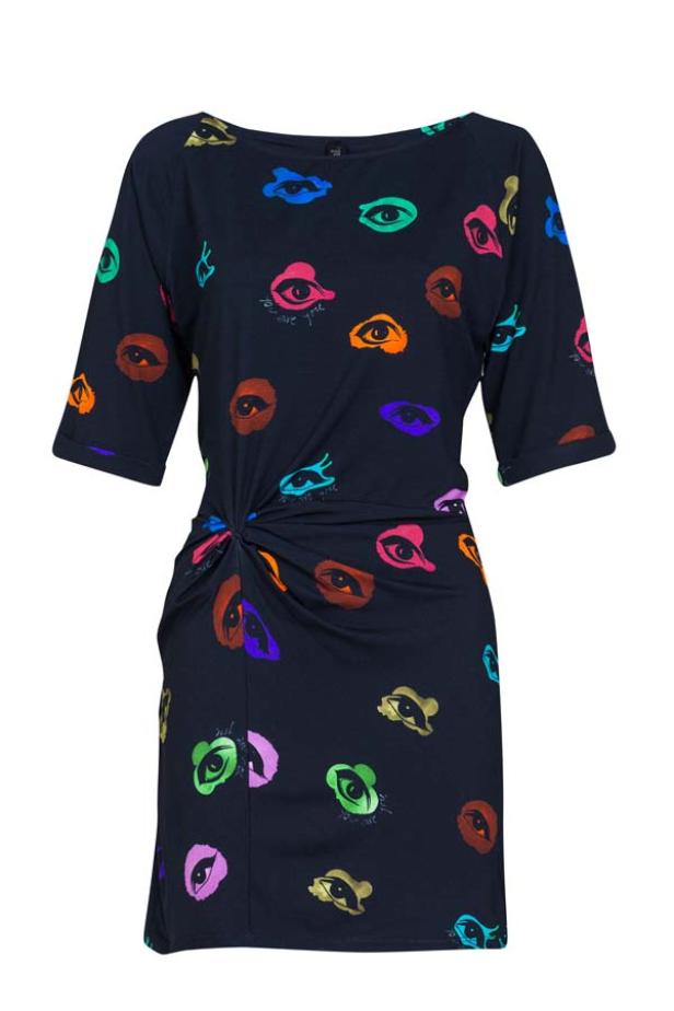 Ein dunkelblaues Kleid mit einem Muster aus bunten Augen und dem Schriftzug „You are you“.
