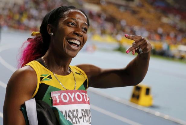Shelly-Ann Fraser-Pryce lächelt auf der Leichtathletikbahn.