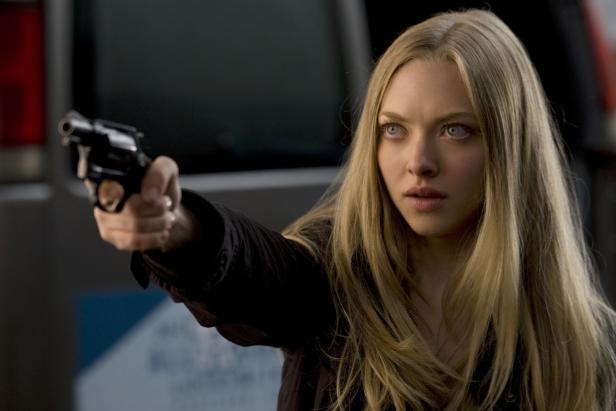 Amanda Seyfried zielt mit einer Pistole.