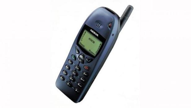 Ein blaues Nokia-Handy mit Antenne vor einem weißen Hintergrund.