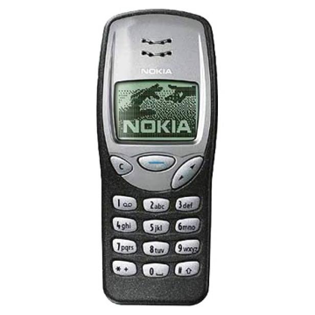 Ein graues Nokia 3310 Mobiltelefon vor einem weißen Hintergrund.