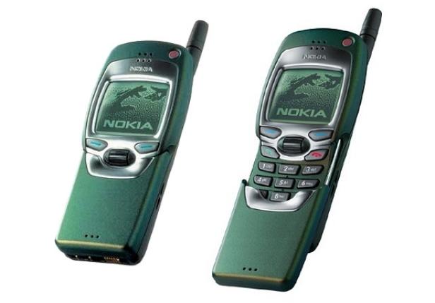 Zwei grüne Nokia-Handys der älteren Generation vor einem weißen Hintergrund.