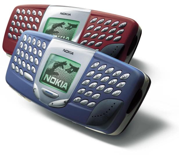 Zwei Nokia-Mobiltelefone in Rot und Blau liegen übereinander.