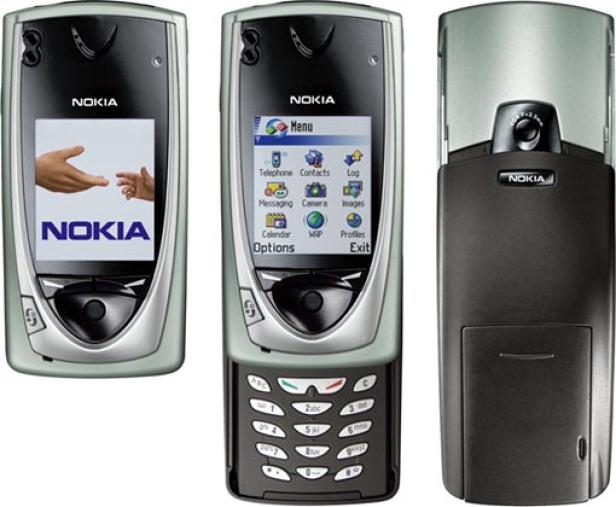 Drei Ansichten eines Nokia-Mobiltelefons mit ausfahrbarer Tastatur und Kamera.