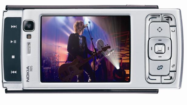 Ein Nokia N95-Handy zeigt ein Konzert mit Gitarristen auf dem Bildschirm.