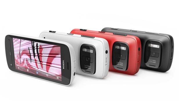 Mehrere Nokia-Smartphones in Weiß, Rot und Schwarz sind aufgereiht.