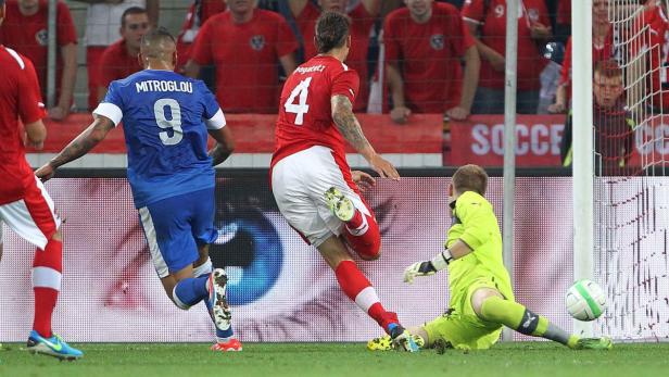 Das 0:1: Mitroglou entwischt Österreichs Innenverteidigern Dragovic und Pogatetz und schiebt den Ball Robert Almer vorbei ins kurze Eck.