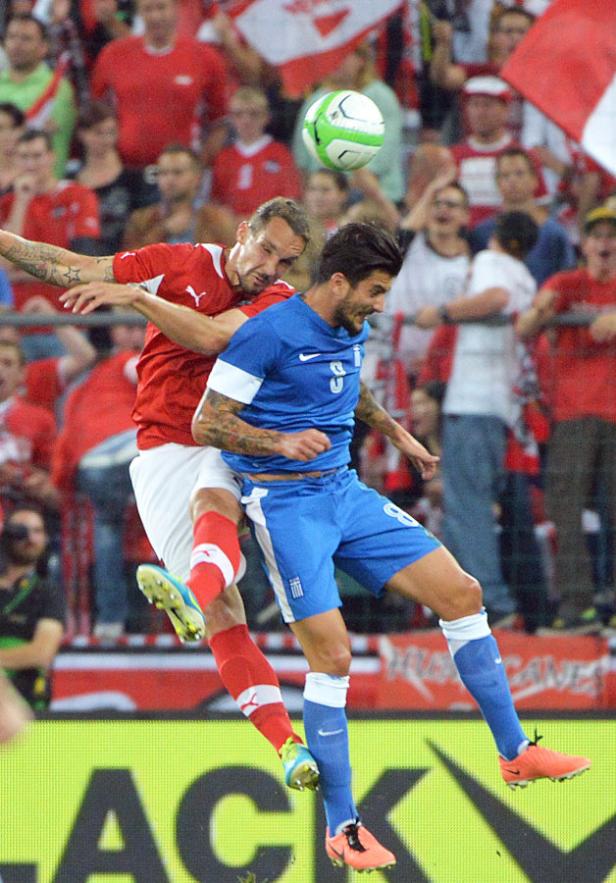 Zwei Fußballspieler kämpfen um den Ball in einem Fußballspiel.