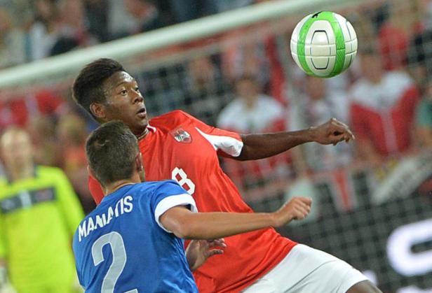 David Alaba im Zweikampf während eines Fußballspiels.