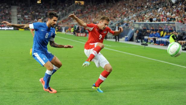 Ein Fußballspiel zwischen Österreich und Griechenland.