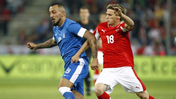 Zwei Fußballspieler im Zweikampf während eines Spiels.