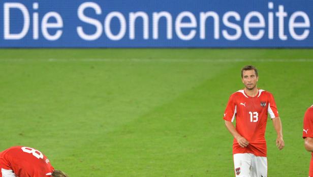Ein österreichischer Fußballspieler mit der Nummer 13 auf dem Trikot auf dem Rasen.