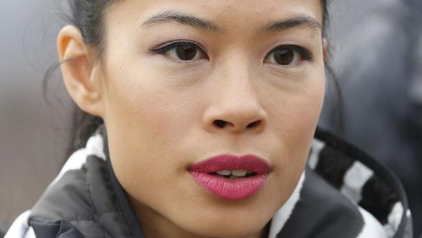 Nahaufnahme des Gesichts einer Frau mit rosa Lippenstift.