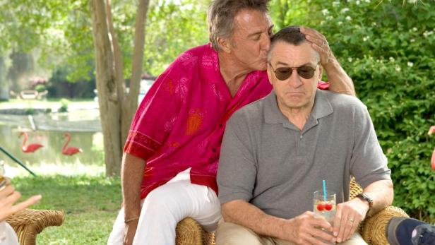 Dustin Hoffman gibt Robert De Niro im Film „Meine Frau, unsere Kinder und ich“ einen Kuss auf die Wange.