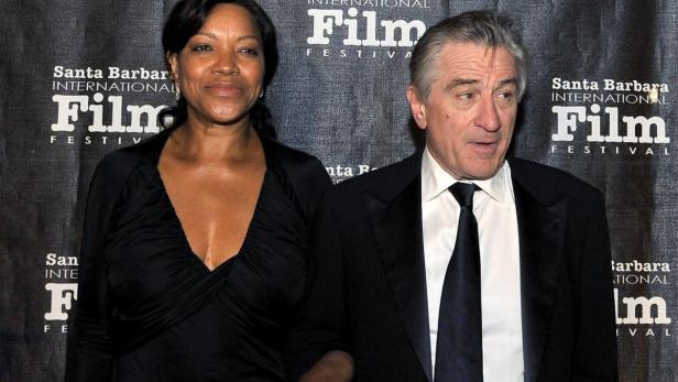 Robert De Niro und seine Frau posieren vor dem Logo des Santa Barbara International Film Festivals.