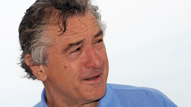 Porträt von Robert De Niro mit grau meliertem Haar und blauem Hemd.