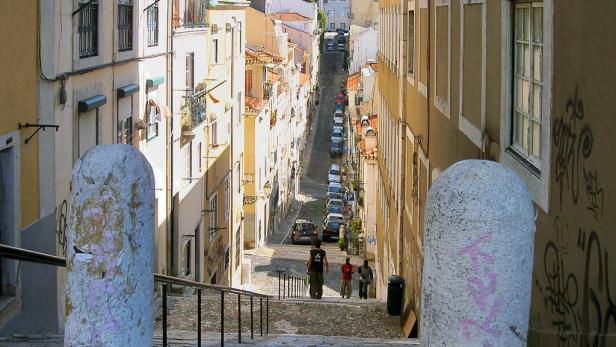 Lissabon: Im 100jährigen Lift hoch hinaus