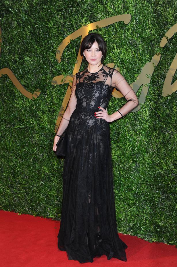 Daisy Ridley in einem langen, schwarzen Kleid auf dem roten Teppich.