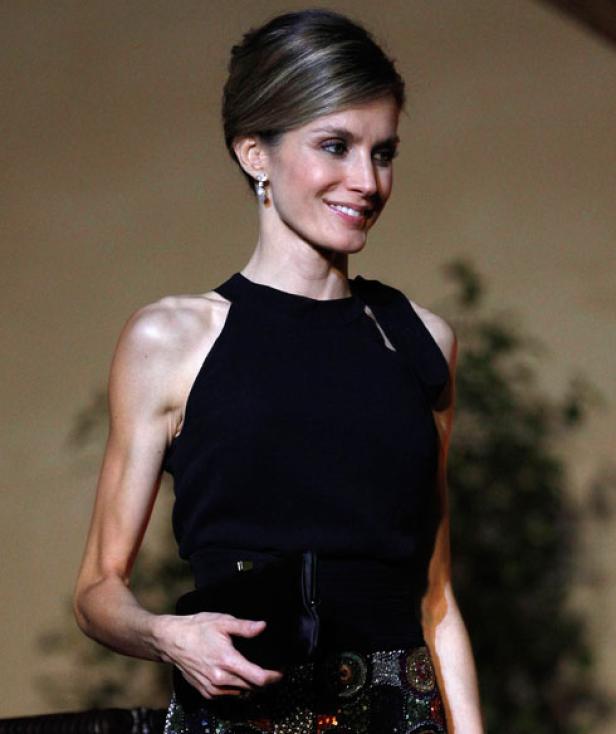 Königin Letizia von Spanien bei einer Abendveranstaltung in einem schwarzen Kleid.