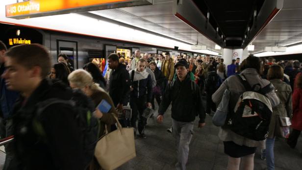 Eine Menschenmenge wartet auf die U-Bahn am U-Bahnhof Ottakring in Wien.