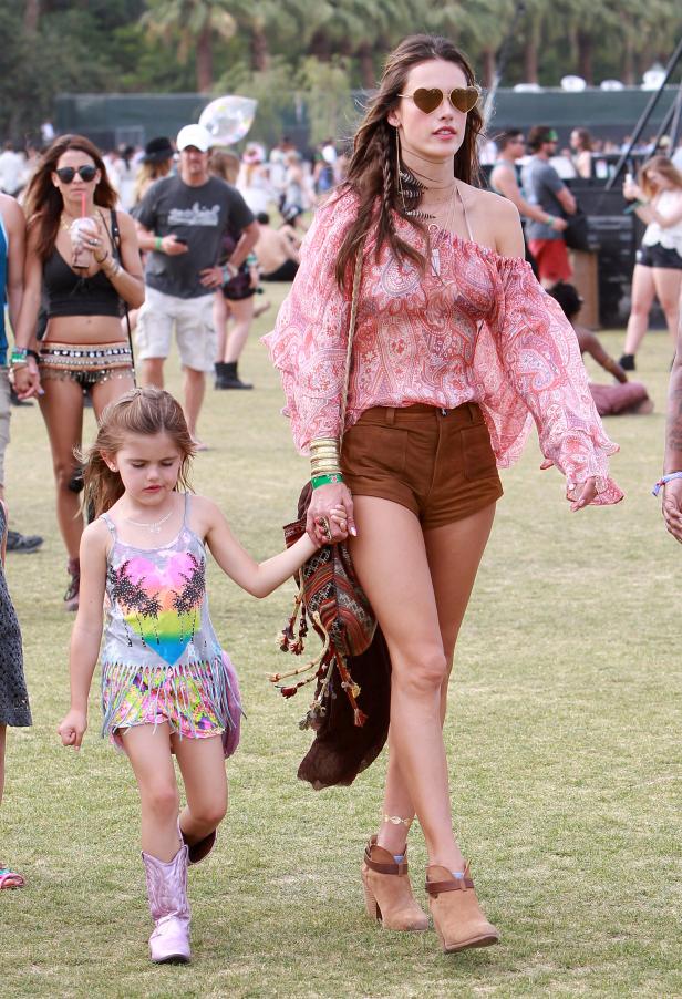 Alessandra Ambrosio mit ihrer Tochter auf einem Festivalgelände.