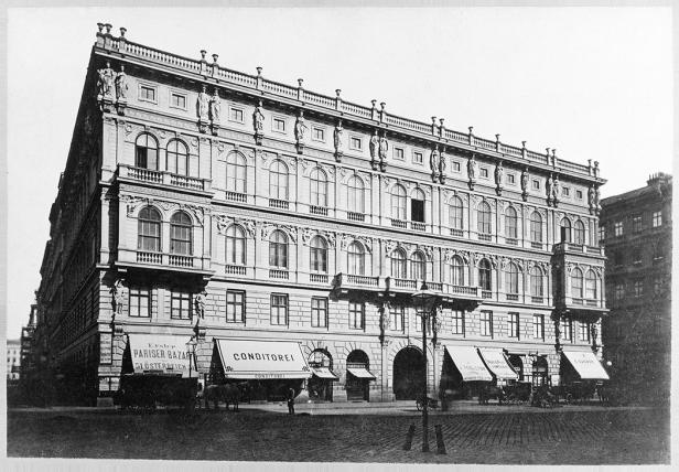 Historische Aufnahme des Palais Todesco in Wien mit Geschäften im Erdgeschoss.