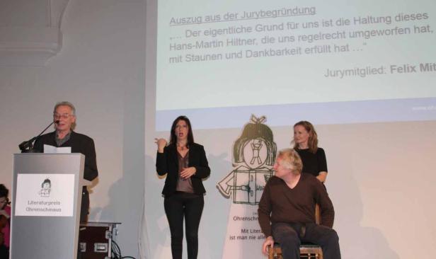Ein Mann hält eine Rede bei der Preisverleihung des Literaturpreises Ohrenschmaus.