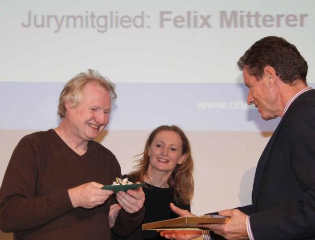 Felix Mitterer erhält eine Auszeichnung.
