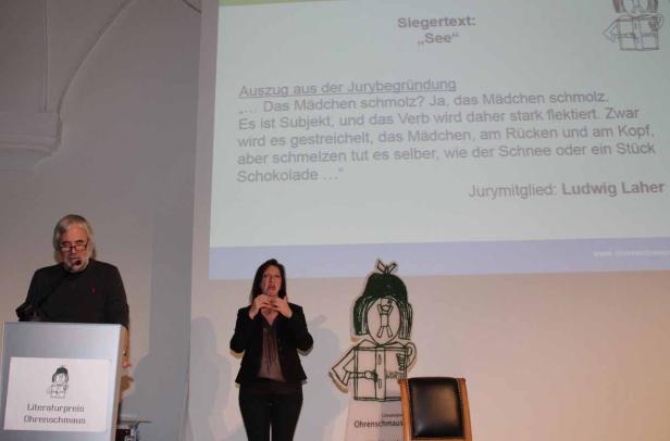 Ein Mann und eine Frau stehen auf einer Bühne bei der Preisverleihung „Ohrenschmaus“.