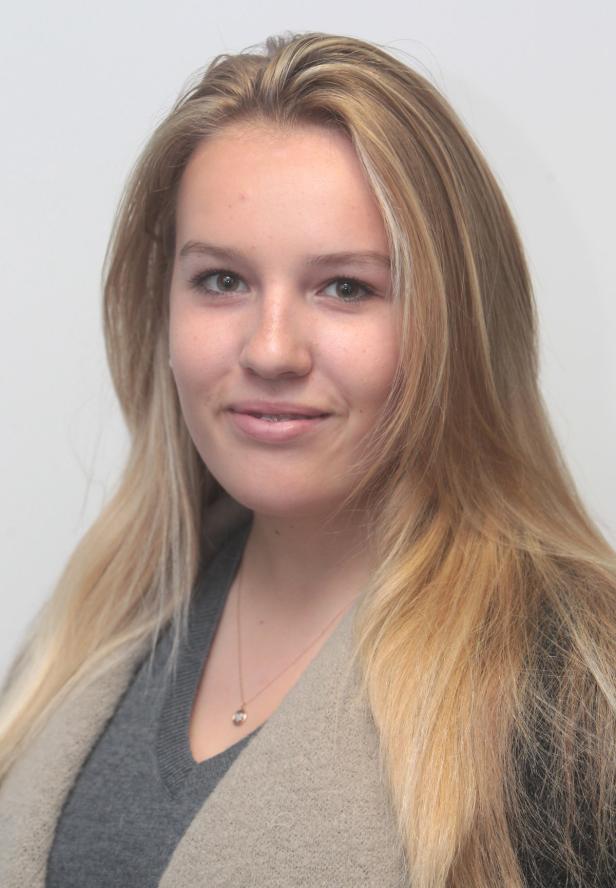 Porträt einer jungen Frau mit langen blonden Haaren und einem hellen Teint.