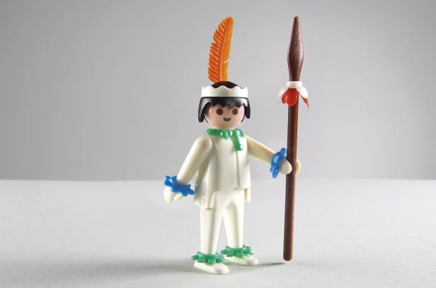 Eine Playmobil-Figur in traditioneller Kleidung mit Speer und Federkopfschmuck.