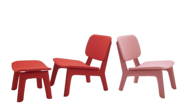 Ein roter Hocker und zwei Stühle in Rot und Rosa vor einem weißen Hintergrund.