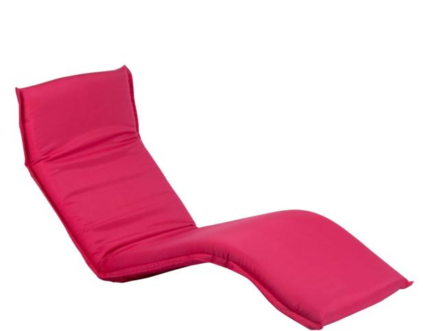 Eine pinkfarbene, gepolsterte Liegematratze vor einem weißen Hintergrund.