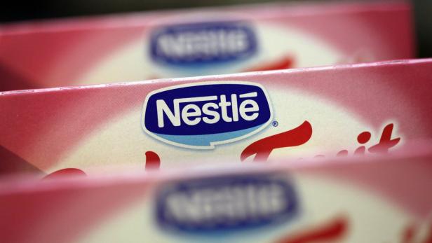 Nahaufnahme der Verpackung eines Nestlé-Fruchtjoghurts.