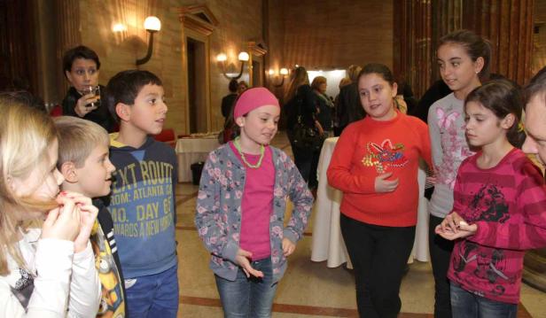 Eine Gruppe von Kindern steht in einem eleganten Raum zusammen.