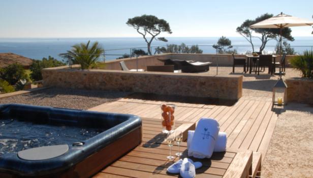 Ein Whirlpool und eine Terrasse mit Meerblick laden zum Entspannen ein.