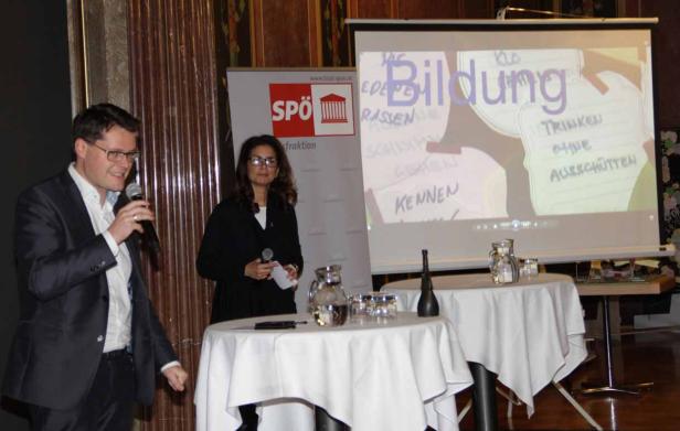 Ein Mann spricht bei einer Veranstaltung der SPÖ in ein Mikrofon.