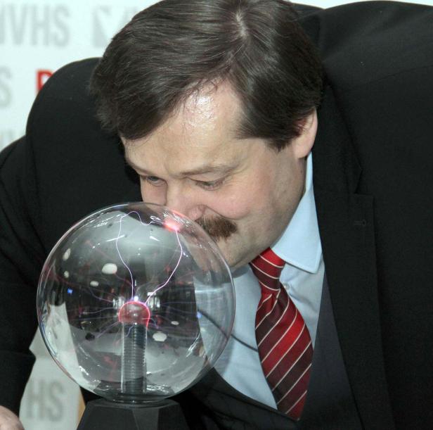Gruber spielt mit Strom